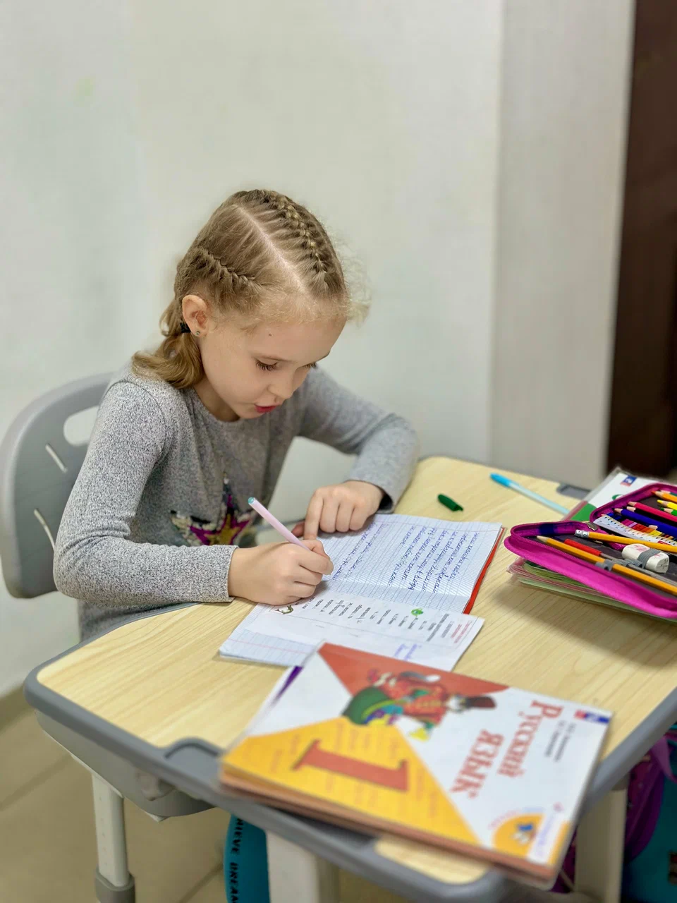 Девочка выполняет письменное задание
