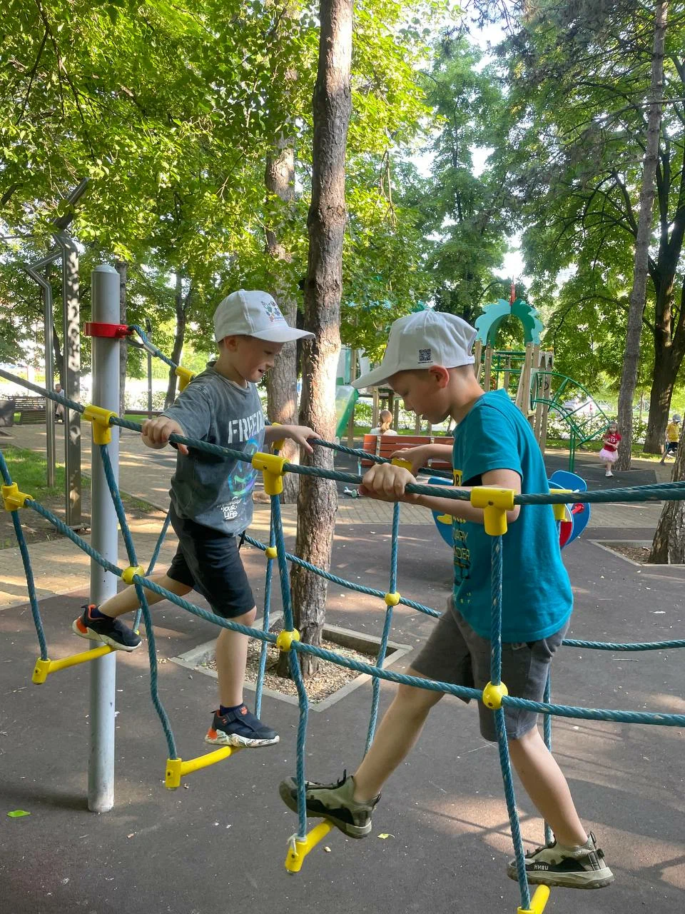 Дети играют на площадке